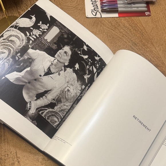 CHANEL coffee table Book with Black and White Cover - Picture 7 of 8